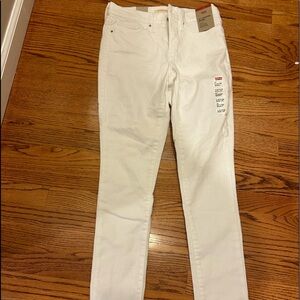 Levi’s 311 Shaping Skinny size 6 white jeans